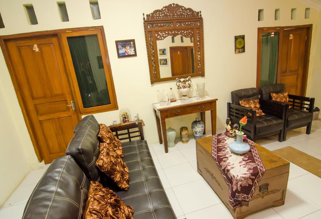 Pendopo Andari Homestay Γιογκιακάρτα Εξωτερικό φωτογραφία