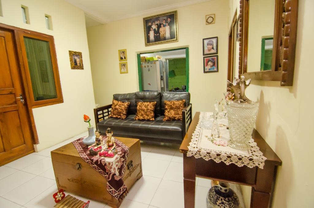 Pendopo Andari Homestay Γιογκιακάρτα Εξωτερικό φωτογραφία